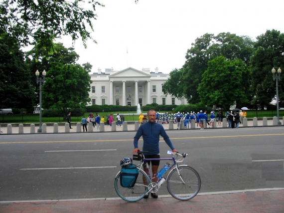 Az út végén a háttérben az a fehér ház a Fehér Ház.