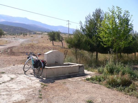 Két antik romváros között Anatóliában ilyen ivókutak vannak az út mellett. Ezért is meg általában is különösen biciklibarát ország.