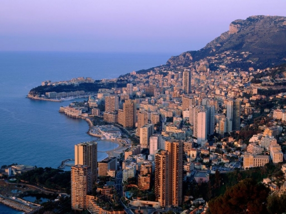 Útközben: Monaco. A kényelmesebbek mehetnek közvetlenül a parton, de van több párhuzamos út egyre feljebb, a legjobb kilátással kb. középmagasan.
Kép a Wikipédiából.