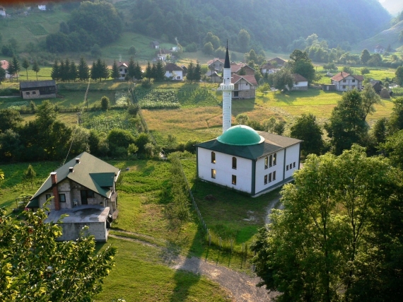 Sarajevo és Tuzla között, le-föl. Itt éppen a minaret tornyánál is magasabban. Sok az új minaret, a régieket a polgárháborúban a szerbek gondosan lerombolták, van ahol még a romjait is szétszórták.