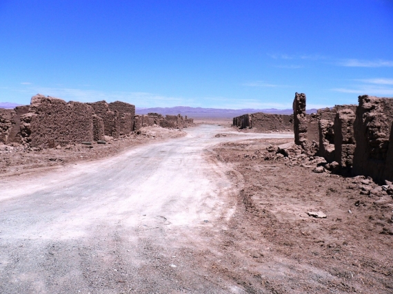 Az Atacama kicsi, de tökéletes sivatag, sem növény, sem állat nem él benne. Csak ember, ha érdemes. 
Egy felhagyott salétrombányász város romjai az Atacama sivatagban.