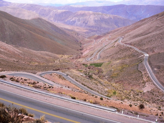 A Purmamarca völgy Argentinában, ahol - illendően köszönve az út szélén baktató kalapos kecsua indiánoknak - egy lendülettel lehet leszáguldani 4170 m-ről 2000 méterre.