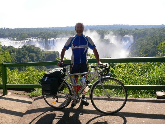 Az Iguazú vízesés brazil oldalán, a Csendes-óceántól 13 napi kemény biciklizés után, arcomon a jogos büszkeség széles mosolyával. Innen már csak hat nap volt az Atlanti part.
