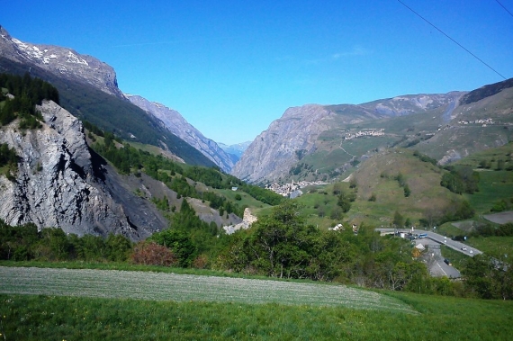 Ez meg négy nappal később a Francia-Alpok. Már órák óta jöttem föl ebben a völgyben, Alpe'd Huez alatt, és már csak egy óra a nagy hágó.