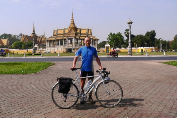 Azért a Phnom Penh-ben királyi palota elég díszes. A mögöttem látható pagodaszerű épület még nem a palota, hanem csak a palotakert kapuja.