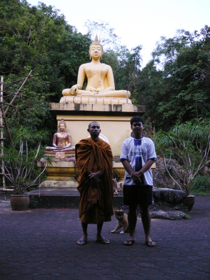 Hajnal a phattalungi kolostorban. A szerzetesek és a biciklisek korán kelnek, Buddha meg eleve soha nem alszik. A képen kedves vendéglátóim.