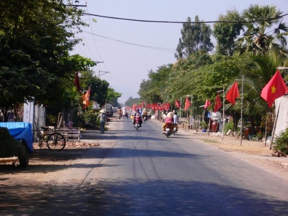 Vietnamban lobogó vörös zászlók alatt épül a kapitalizmus.