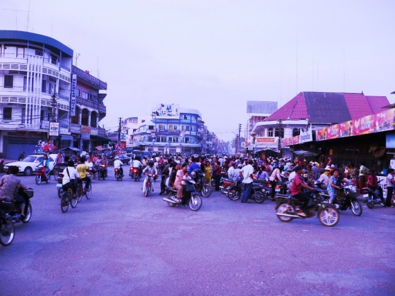 Ez már nem is közlekedés, hanem egy hangyaboly nyüzsgése. Este Battanbangban.