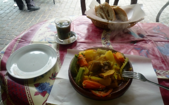 A korlátozásokból nem sokat éreztem, szívesen láttak az utcai étteremben. Ez a tazsin, egy finom, párolt marokkói specialitás, ha lehetett, ezt választottam, a harira nevű paradicsomlevessel.