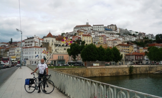 Újra Európában, a háttérben Coimbra, az ősi portugál egyetemi város. Fenn a hegyen az egyetem.
