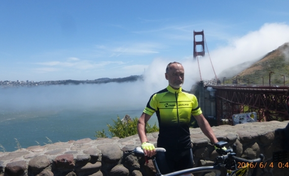 A háttérben a san franciscói Golden Gate híd, az ott megszokott Golden Gate ködben.