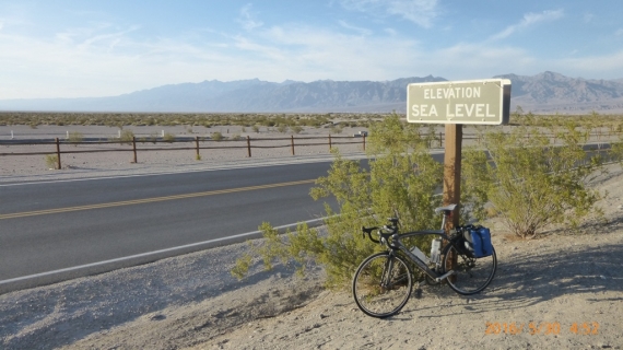 A hat évvel ezelőtti Holt-tenger után újra tengeralattjáró biciklizés, most a Death Valleyben.