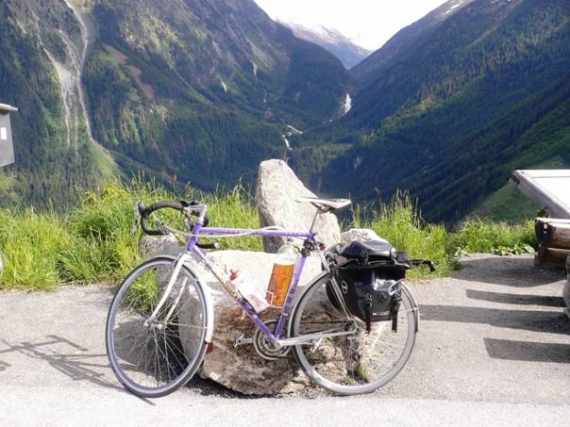 Az utolsó kép az öreg biciklimről, háttérben a Krimml vízesés. A rossz idő az Alpokban egy kicsit megfogott, így a tíznapos átlagom visszaesett napi 253 km-re.