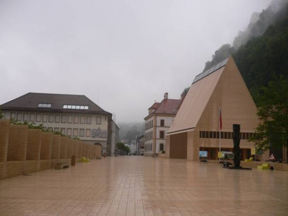 Lichtenstein főtere, esőben, hidegben, szélben.