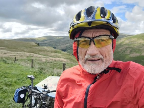 Zord skót táj, zord éghajlat, lelkes kerékpáros 2022-ből.