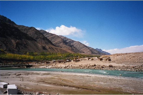 A nagy folyók is kis patakokból lesznek. Ez itt maga az Indus folyam, még csecsemő korában. 
Pár nappal és ezer kilométerrel később megvolt a Gangesz is.