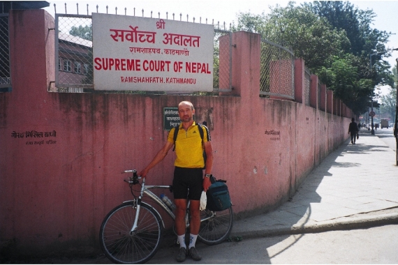 Tisztelgés a szakmám előtt. A nepáli Legfelsőbb Bíróság. Ők még nem nevezték át Kúriának.