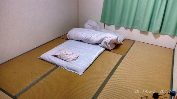 Egy japán stílusú szállodai szoba teljes berendezése.