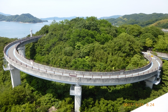 A Csodálatos Hídkombináció egy másik részlete. Ez it a biciklis rámpa fel a legnagyobb hídra.