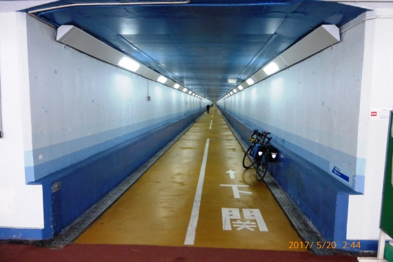Biciklis-gyalogos alagút a Kyushu és Honshu közötti Shimonoseki tengerszoros alatt.