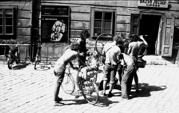 Az akkori bicikliket rendszeresen szerelni kellett, itt éppen Sopronban. Az elszántság megvolt hozzá. Mai szemmel kissé szakadtnak tűnünk, pedig csak a kor divatját követtük a kor lehetőségein belül.