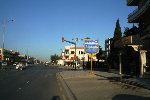 És most merre menjek?
A tábla a damaszkuszba vezető utat (is) mutatja a szíriai Homs-ban, mindenkinek, aki tud arabul.
A várost az egy év múlva kitört polgárháborúban rommá lőtték.