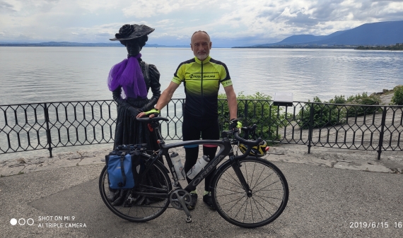 A hölgy nem biciklizik, hanem szobor a Neuchateli-tó partján, Svájcban.
