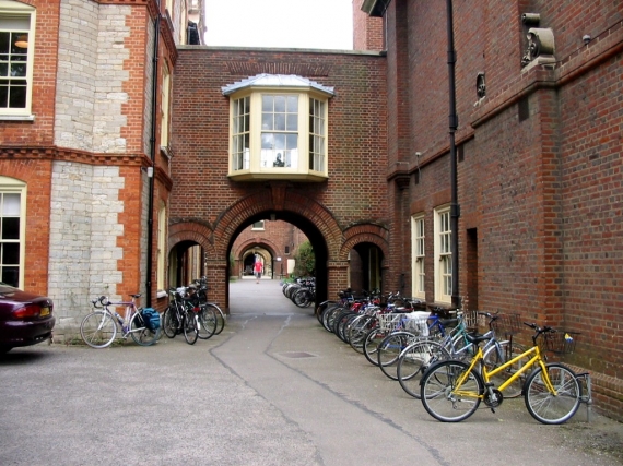 Biciklik az oxfordi egyetemen, köztük egy kakukktojás.