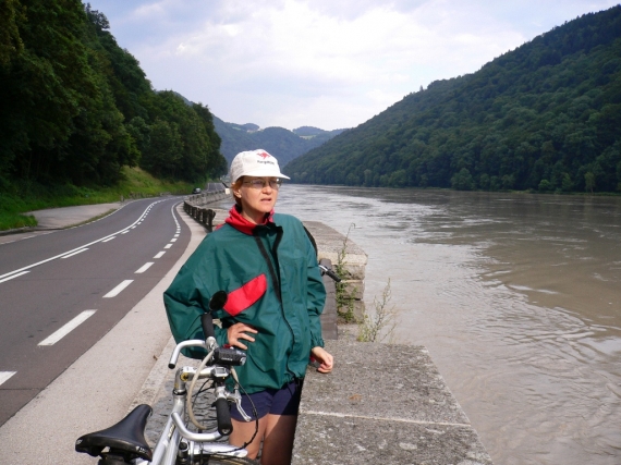 A nagy dunamenti kerékpáros úton Ausztriában, két eső között. 65 ország után is állítom, hogy a világ legjobb kerékpáros útja, családoknak, baráti társaságoknak ideális.