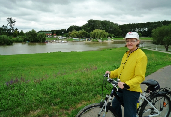 A Kettős-Körös töltésén. Az alföldi folyók töltésén biciklizni egy országúti kerékpáros számára a még éppen vállalható határeset. Megéri vállalni.